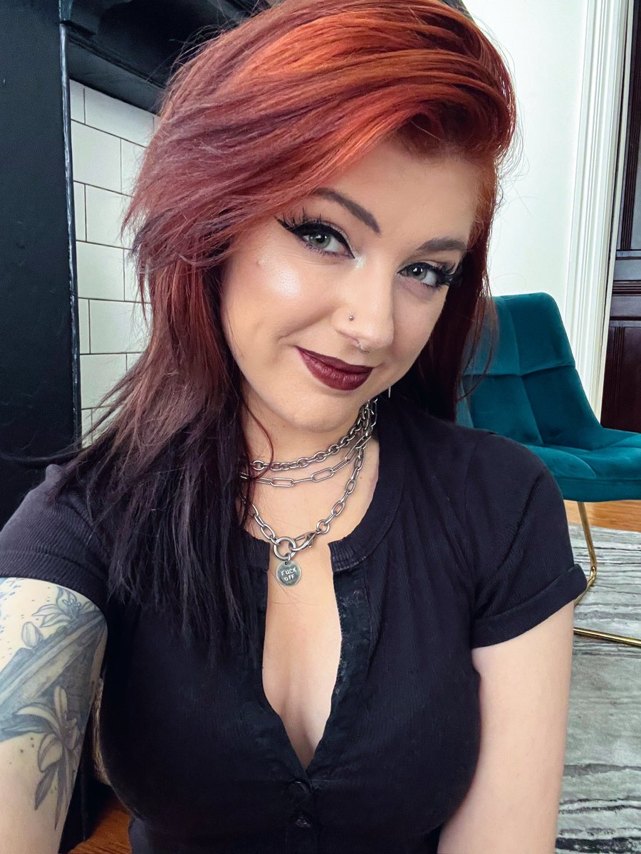 Cahlaflour's tweet photo. Chat likes when my hair’s all messy. https://t.co/DAHyk4i0wS