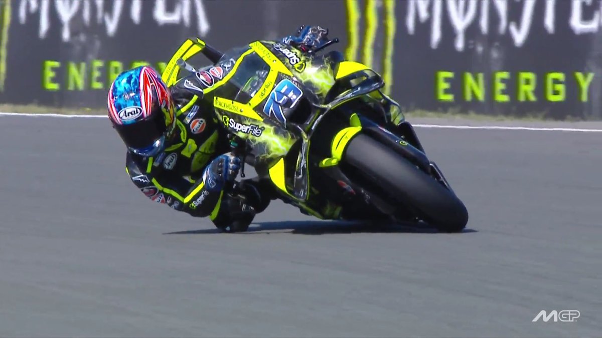 motto_motogp's tweet photo. これがいまの小椋藍選手の実力だ。なんということでしょう。MotoGP第9戦ブルノ、初日のメインイベントとなる予選組分けを決めるプラクティスアタックで、コースレコードを大幅に上回るタイムを叩き出しトップに立ったのは日本の誉れ、小椋藍選手！2番手には同じアプリリアを駆るファクトリーのベゼッキ、3番手にはVR46のファビオ・ディ・ジャンアントニオ。トップの小椋選手から7番手のホンダのミルまでが昨年ペッコが出したコースレコードを上回るという異次元レベルの超絶アタック合戦に。

前回のバラトンパークでの勝利に続いて波に乗りたいマルケスだったが、FP1に引き続き、このセッションでものっけから転倒。いささか前のめりすぎたか、途中息を整えての終盤、満を持してのアタックで一時はトップに立ったものの、まさか最後は5番手まで落とされたマルケスはいささか予定が狂ったか。

KTMのアコスタ、ホンダのミル、モレイラ、グレシーニのアルデゲルにトラックハウスのラウル・フェルナンデスでトップ10となり、ここまでが明日の予選Q2直行便。

FP1では2番手で期待をもたせたヤマハのファビオだったが、肝心要のプラクティスではトップからコンマ7遅れての14番手。大怪我からの欠場明けとなるアレックス・マルケスが15番手。SBK以来となるブルノでも苦戦は変わらずヤマハのトプラクは、後ろにクラッチローだけというポジションに沈んでいる。

プラクティスセッションとはいえ、遂に世界の頂点に立った小椋選手は明日の予選、遂ぞのポールポジション、そしてスプリントでの勝利となるか。

この期待は決して過剰なものではないと思わせるに余りある走りを見せた、ブルノ初日の小椋選手。天晴とはまさにこの走りであった。

📸@ MotoGP