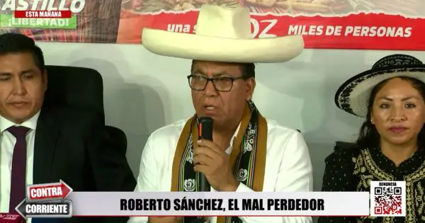 DanteBobadilla's tweet photo. Después de hacer el ridículo con un estúpido sombrero, defender al ladrón en banda y golpista Pedro Castillo queriendo hacerse pasar por él, y tras perder las elecciones, este adefesio de Roberto Sánchez pretende incendiar la pradera como buen rojo comunista y terruco que es. https://t.co/62gtccQeiv