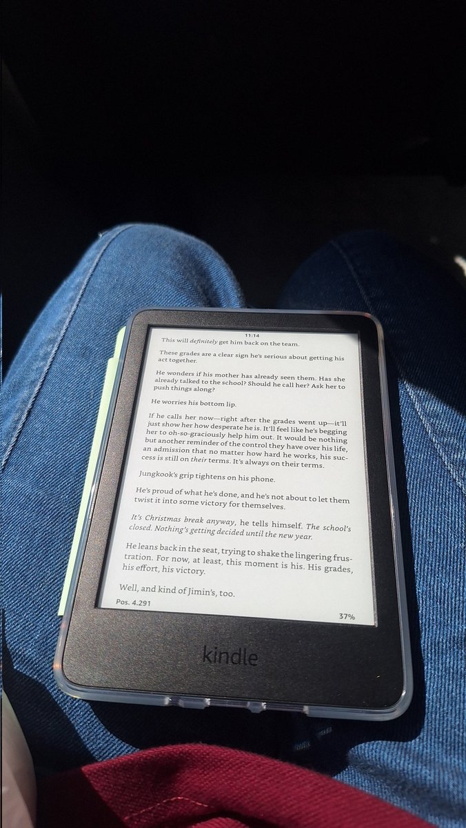 ylliye's tweet photo. Eu amo o quao gracinha fica o kindle no sol 🥺🤏🤏 https://t.co/QsmaazRVSh