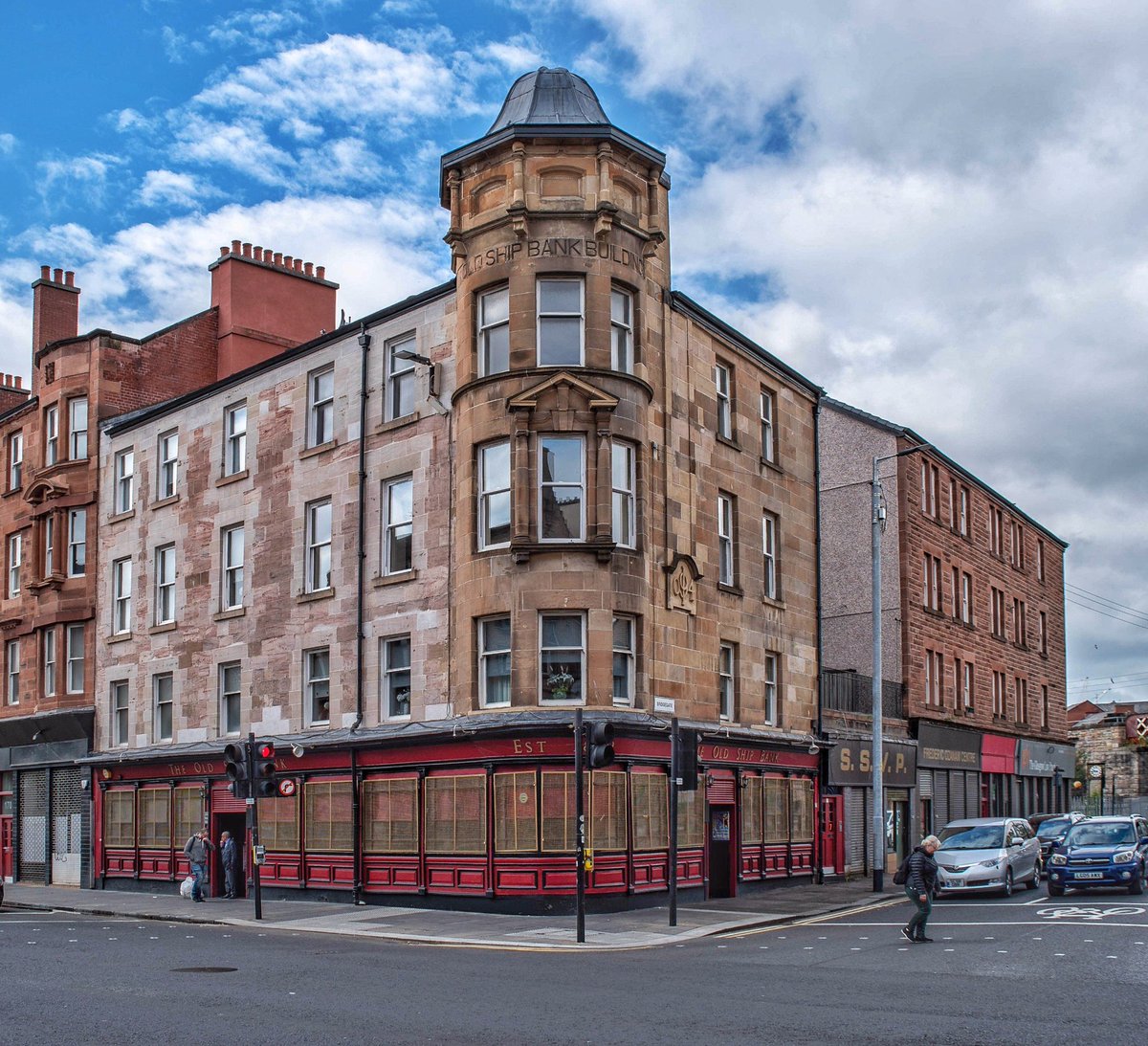 PastGlasgow's tweet photo. This week's Friday pub is the Old Ship Bank on Saltmarket.
Named after the Glasgow Ship Bank which was the city's first bank, founded in 1749 by a group of tobacco merchants. It was officially known as Dunlop, Houston & Co, after its principal partners.
#Glasgow #fridaypub https://t.co/0bDTTPBHJH