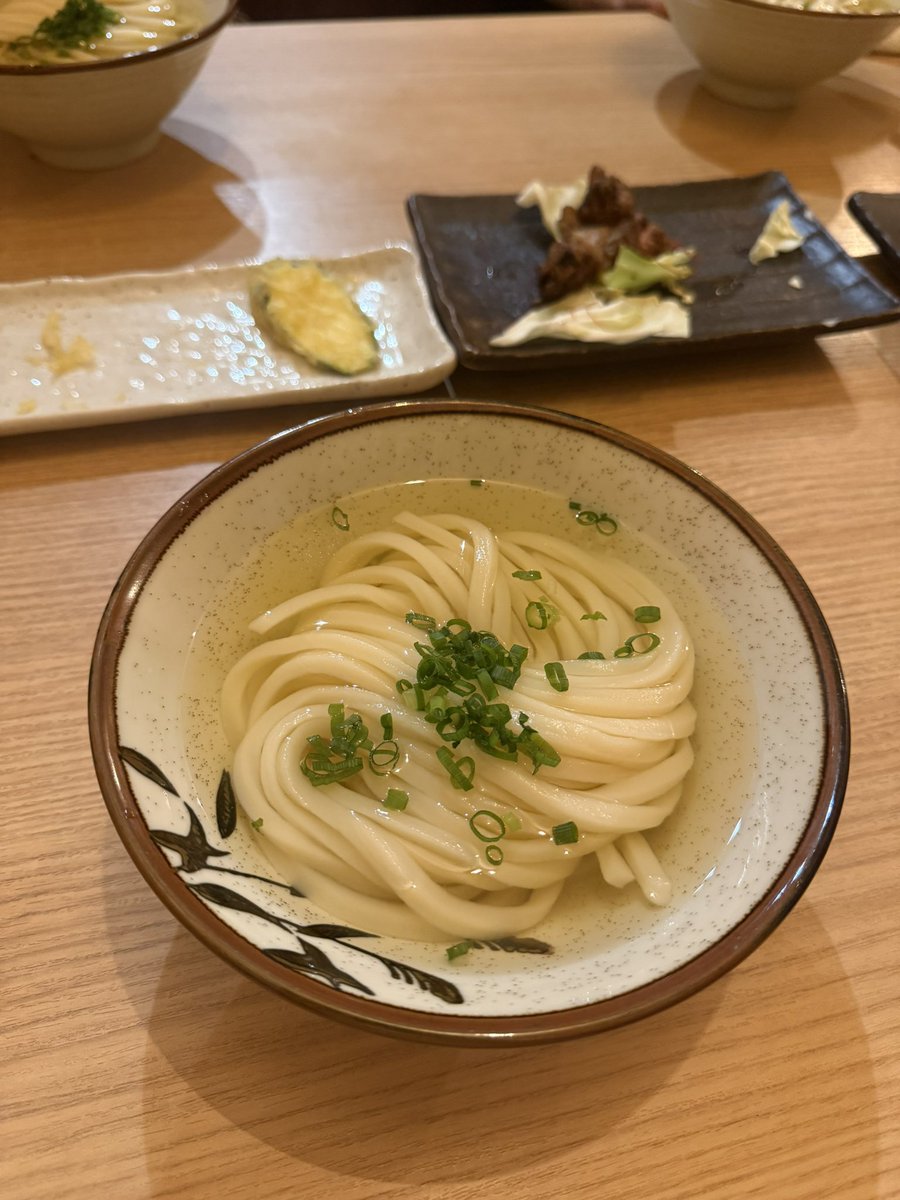 fami28rie's tweet photo. 実家の香川を思い出させる絶品うどんでした。
店内の讃岐弁貼り出しもいいよねー❣️
この夏は長男受験生だし母が遊びに来るから帰省できない。
でも3回目の「考えるな、うどん食え」さんは香川に帰省したかのような美味しいうどんでした🤝 https://t.co/8ekt0kA6x4