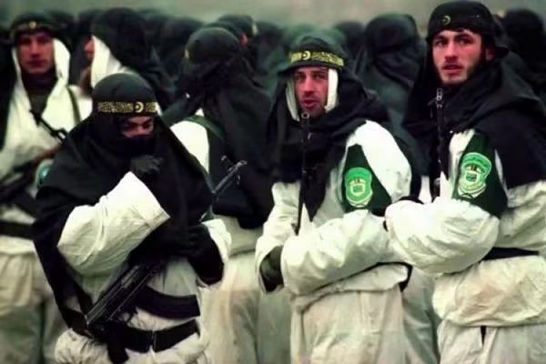 ALqasmi801's tweet photo. ⏪️ سنة 1995م واثناء حرب البوسنة حدث تحول تاريخي في هذه الحرب وسبب التحول :

وصل الى البوسنة مجموعة من الشباب المتطوع للدفاع عن الشعب البوسني المسلم ضد مجازر صرب البوسنة الصليبية .. كانت المجموعة من افغانستان وباكستان وتركيا ومصر وايران والسعودية والكويت بنسب متفاوتة !

اول ما وصل هؤلاء الاسود نزلوا على قرية بوسنية اسمها زافيدوفيتشي وكانوا تحت قيادة قائد بطل الباني مسلم اسمه "صباح الدين" !

كان الصرب يحاصرون مدينة زافيدوفيتشي من تلال مغطاة باشجار الصنوبر على مسافة 1.5 ميل منها وهي مدينة بها 20 الف مسلم امطرها الصرب بــ 4000 قذيقة هاوتزر وقذيفة هاون ! وانظر ماذا تقول صحيفة لوس انجلس تايمز :
عند وصول المجاهدين  كان الوضع يائسا بالنسبة للاهالي والمدافعين عن المدينة وكان المجاهدين " الاسود " لا يحملون الا اسلحة خفيفة من اسلحة المشاة !

ظل الاسود 8 اشهر يحاولون منع الصرب من التقدم لكن هذا لا يكفيهم اذ لابد من فك الحصار نهائي بعملية نوعية لكن حسب الخطط العسكرية الطبيعية من المستحيل مواجهة جيش كامل بكل اسلحته ومواجهته برشاشات خفيفة وقنابل !

تقول الجريدة ان الجيش البوسني اختار اخطر منطقة ووضع فيها هؤلاء المجاهدين وتصف الجريدة تصرفاتهم انهم كانوا يحضرون مكبرات الصوت ويكبرون طوال الليل والنهار مما ساعد كثيرا في رعب وازعاج القوات الصربية !

وطالت المدة والانتظار والمجاهدون في لهفة ونار تؤجج صدورهم انتظارا لساعة الهجوم والخلاص من الحصار !

وجاء فرج الله .... ذات يوم في الساعة الرابعة فجرا ، حصل المجاهدون على الإشارة التي كانوا ينتظرونها. وتحت غطاء الظلام ، انطلق الاسود بصمت نحو الجبل الذي كان حجر الزاوية في موقع الصرب لمدة عامين واسمه جبل بودسيجيلوفو وهو شديد الانحدار من الصعب اجتيازه الا على ابطال خارقين !
لم يحمل الاسود سوى البنادق والسكاكين والقنابل اليدوية وباغتوا العدو الصربي وفي أقل من 10 دقائق ، كما يقول الجنود البوسنيون ، اجتاح المجاهدون خنادق العدو وقتلوا 60 من الصرب كبداية ، واستشهد 15 منا. وتمت تصفية ثلاث كتائب صربية تماما ويقول الجيش البوسني ان الكتائب خرجت من الخدمة تماما ولم يعد لها وجود .

ثم عاود الابطال الكرة على مدينة فوزوكا التي قال عنها زعيم صرب البوسنة رادوفان كارادزيتش انه سيقوم بالدفاع عنها بشدة كما قام الروس بحماية ستالينجراد في الحرب العالمية الثانية..... لكن حلمه الاجرامي فشل اذا اباد الابطال حامية المدينة وقتلوا 500 صربى ووصف جندي مسلم كان قد خدم معهم وصف الابطال بقوله : كانوا لا يحبون الاسرى , بل يحبون القتل بسكاكينهم !

انقلبت اوربا بعد هذه البطولات راسا على عقب وبدأت مؤتمرات السلام والمبادرات خوفا من زيادة الاعداد المجاهدة في اوربا مما يشكل خطرا على وجودهم فحاربوهم حتى اخرجوا اغلبهم من البوسنة وهرب القليل بعد الزواج من بوسنيات .

الصورة للبطل البوسني ناصر اويتش