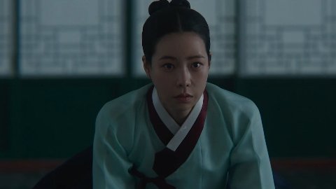 dramacoKR's tweet photo. [#MyRoyalNemesis Finale]

Episode 14 Preview: Seori balik lagi ke Joseon waktu Lee Hyun masih idup 😭 Kalo Lee Hyun selamat, Cha Segye juga bakal selamat!

Seori akhirnya bisa cegah Lee Hyun buat minum racun dan Segye langsung sadar.

Tapi masa Seori bakal tetep jadi ubi di Joseon 😭 Noooo Seori harus balik lagi ke Segye 😭 KITA MAUNYA HAPPY ENDING!