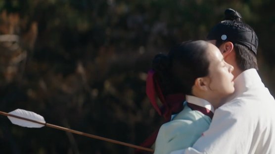 dramacoKR's tweet photo. [#MyRoyalNemesis Finale]

Episode 14 Preview: Seori balik lagi ke Joseon waktu Lee Hyun masih idup 😭 Kalo Lee Hyun selamat, Cha Segye juga bakal selamat!

Seori akhirnya bisa cegah Lee Hyun buat minum racun dan Segye langsung sadar.

Tapi masa Seori bakal tetep jadi ubi di Joseon 😭 Noooo Seori harus balik lagi ke Segye 😭 KITA MAUNYA HAPPY ENDING!