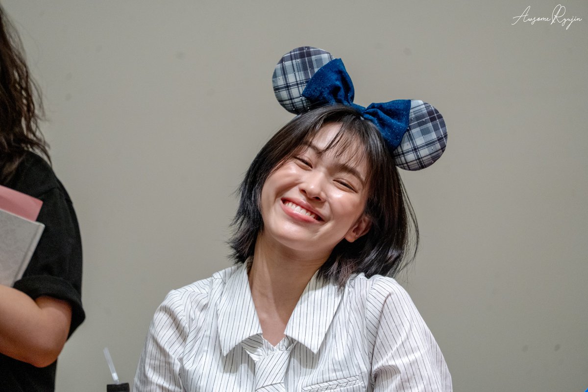 AwsomeRyujin's tweet photo. 260612 MS #ITZY #있지 #RYUJIN #류진

수염을 따로 그릴 필요 없이 활짝 웃으면 되잖아 https://t.co/TQStXRSthO