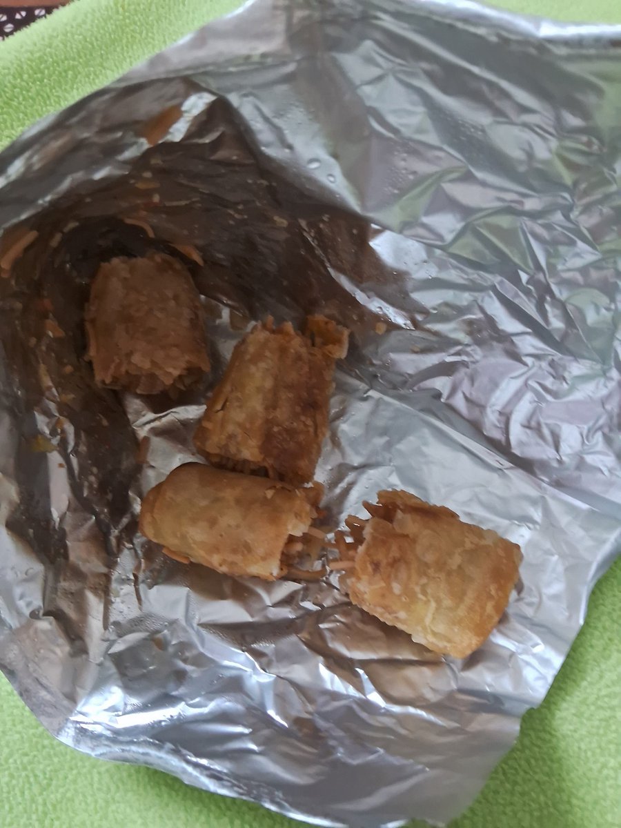 ravi5h's tweet photo. @zomato delivery partner EXCHANGED restaurant food with street vendor before delivery. I have ordered from Bansi Wala many times, this is not their packaging or their quantity &amp; quality. Order # 8256783572
P.S. he sounded wasted (drunk) when he called for directions https://t.co/QOVa2JT0c1