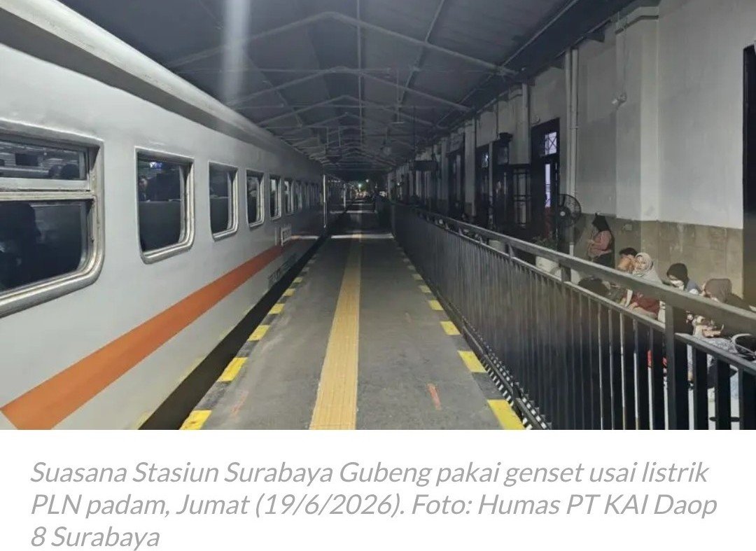 mhdlma's tweet photo. Pernah kebayang ga fasilitas publik se-vital stasiun Kereta Api kena pemadam listrik juga??

Itu yang terjadi malam ini di Stasiun Surabaya Gubeng.

Untung aja ada backup genset. Kalau ga, gimana ngatur sinyal perjalanan ratusan KA dan proses boarding ribuan penumpang?? 😪 https://t.co/yGiHTLLDh6