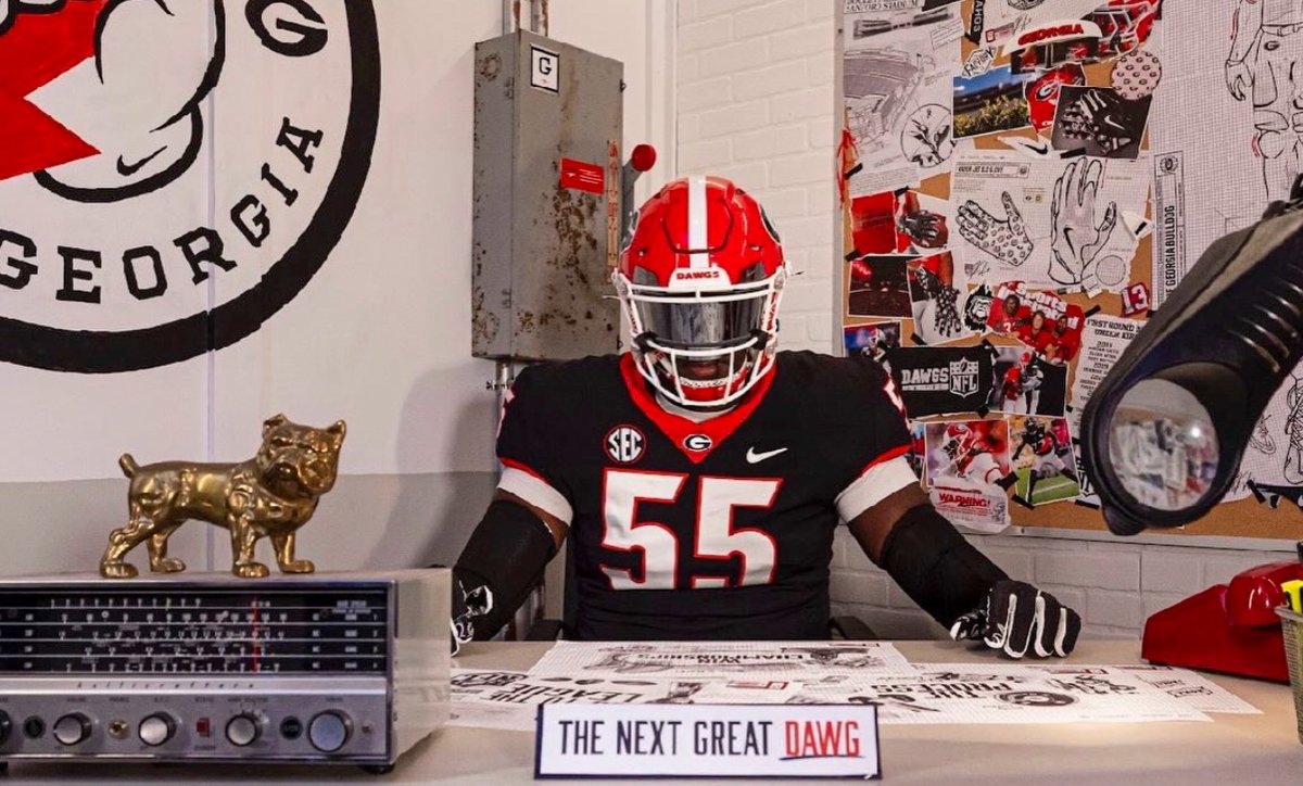 jeffsentell's tweet photo. How big was the @KennJack55 flip?

"The Georgia coaches, verbatim, were like ‘He’s the No. 1 tackle in the state,’ and he’s their No. 1 guy in the state."

It was a turning point for the #GoDawgs class. And, yeah, a few Gator tears were shed. 

STORY: https://t.co/Y0coAmGpjp https://t.co/A1Vvjr0fXg