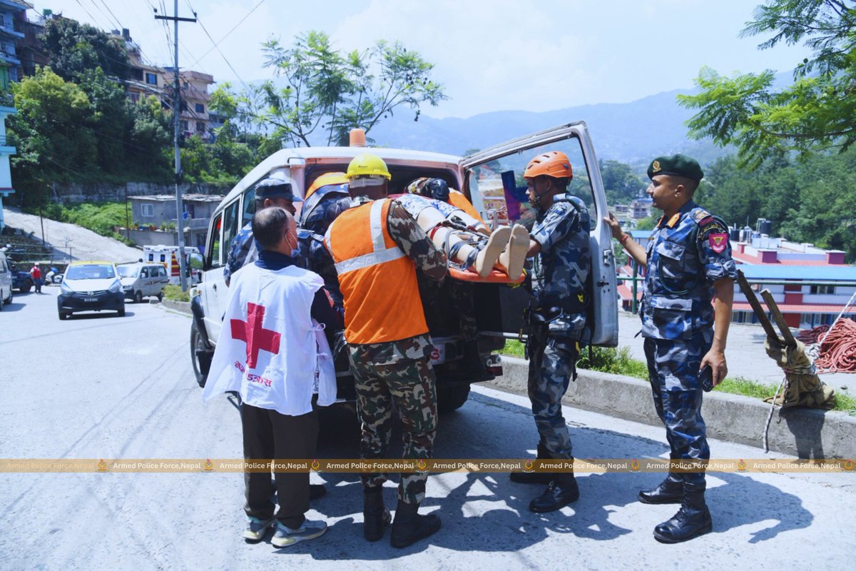 APF_Nepal's tweet photo. काठमाडौको टोखा चण्डेश्वरी अस्पतालको प्राङ्गणमा नं. १८ बाघभैरव गण काठमाडौले सरोकाला निकायको सहभागितामा विपद् व्यवस्थापन पूर्व तयारी अन्तर्गत "सडक दुर्घटना(Road Traffic Accident) व्यवस्थापन" सम्बन्धी सिमुलेशन अभ्यास संचालन गरेको छ ।#APFNepal #peacesecuritycommitment #apf https://t.co/OjFVUzqFxh