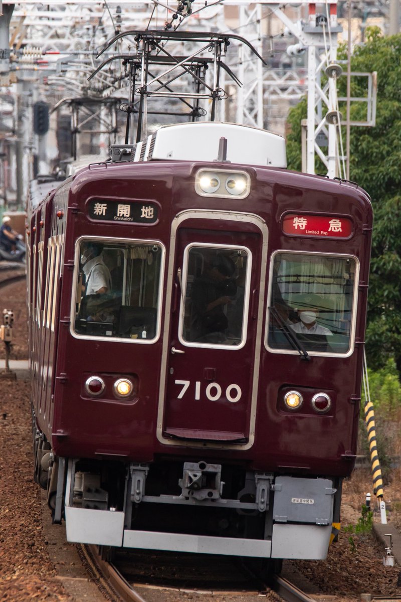 WsbyNSrAC's tweet photo. 神戸市内高架延伸線開通90周年記念列車の任を解かれ、フルマルーン塗装にHマーク・旧社紋が眩しい実質的な復刻編成となった7000×8R。

下り列車は特急新開地行き、上り列車は普通西宮北口行き。
車両の装備はさておき、種別と行先に違和感を覚えないこの組み合わせが至幸だなと個人的に感じます。 https://t.co/avPEfuhsQK