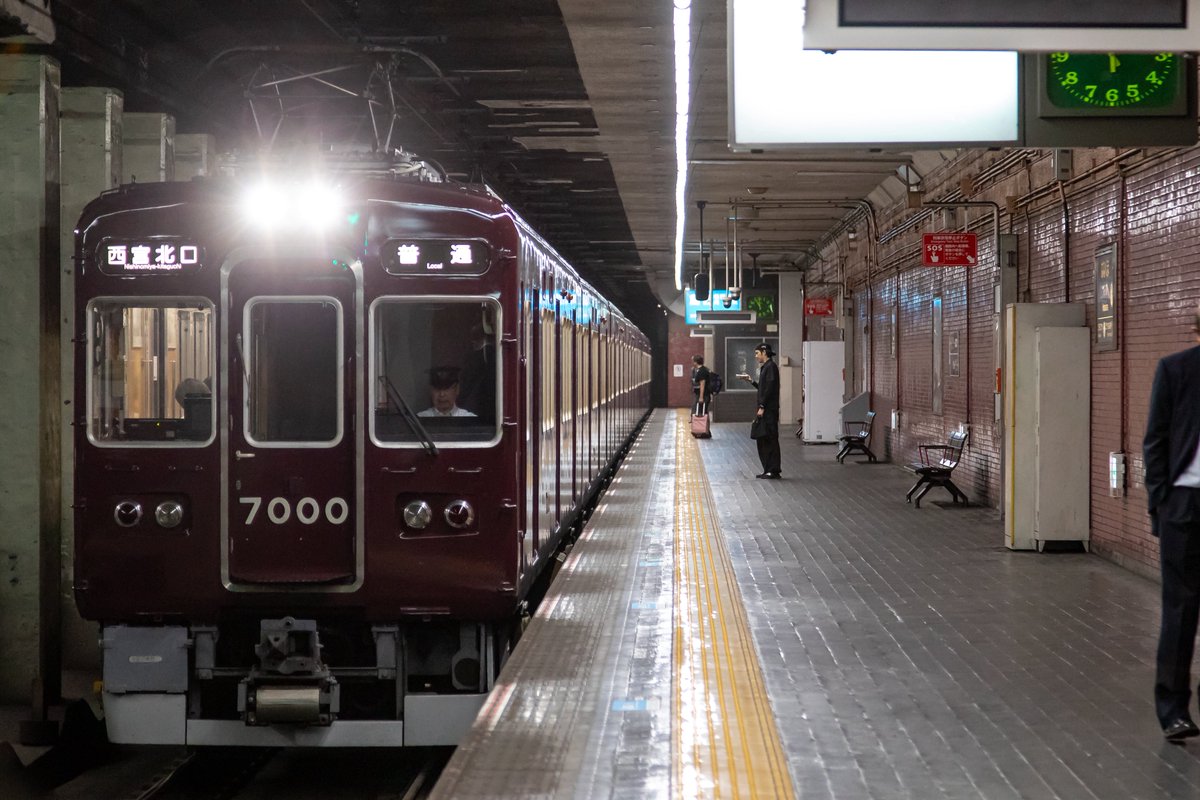 WsbyNSrAC's tweet photo. 神戸市内高架延伸線開通90周年記念列車の任を解かれ、フルマルーン塗装にHマーク・旧社紋が眩しい実質的な復刻編成となった7000×8R。

下り列車は特急新開地行き、上り列車は普通西宮北口行き。
車両の装備はさておき、種別と行先に違和感を覚えないこの組み合わせが至幸だなと個人的に感じます。 https://t.co/avPEfuhsQK