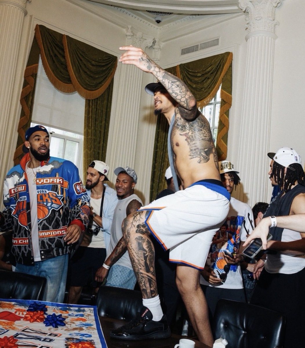 kaystylee's tweet photo. i know he not standing on tht mans table LMFAOOOO jeremy sochan never change https://t.co/4r9NW82kqL