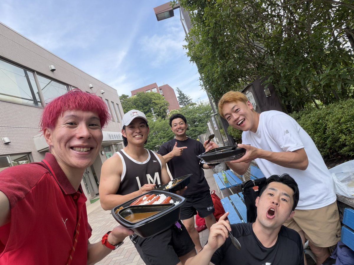 moroshi65's tweet photo. 昨日は高輪SAUNAS
本日は渋谷SAUNAS

アウフグース受けていただきありがとうございました🌟
マスターがたくさん育ってきてます！
今後の活躍に大期待🤩🎉

本日は野球も行きました⚾️
誕生日はすぎましたが祝ってもらいました㊗️
監督の伊集院さんにも😭
かわいい後輩、Vihta JPも本当にありがとう😍 https://t.co/SJv421kKE8