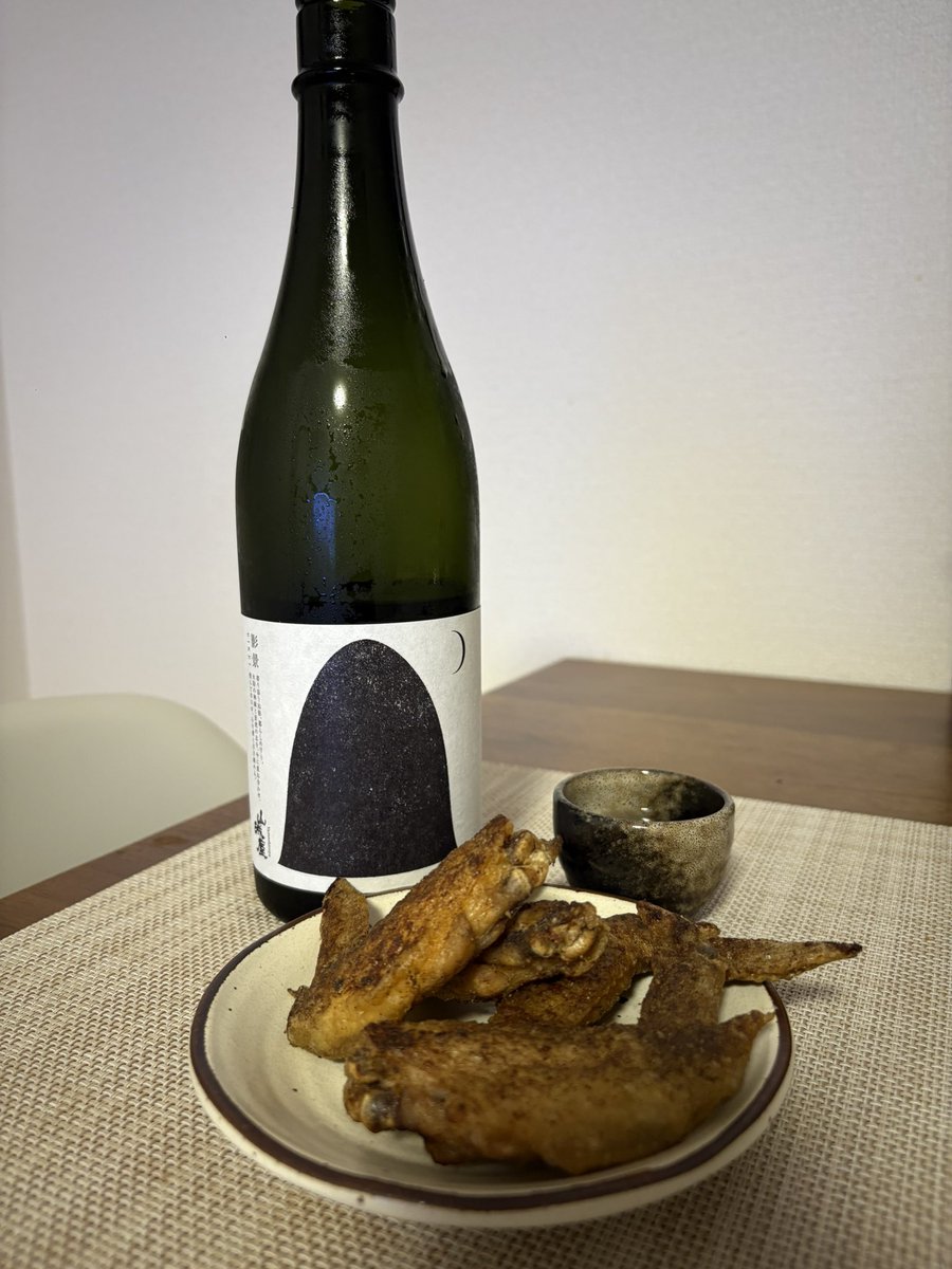 PocketEngid9's tweet photo. やまちゃんの手羽先に日本酒、合うじゃないか🍶
今夜は山城屋 影景で。 https://t.co/J8bwB7hSil