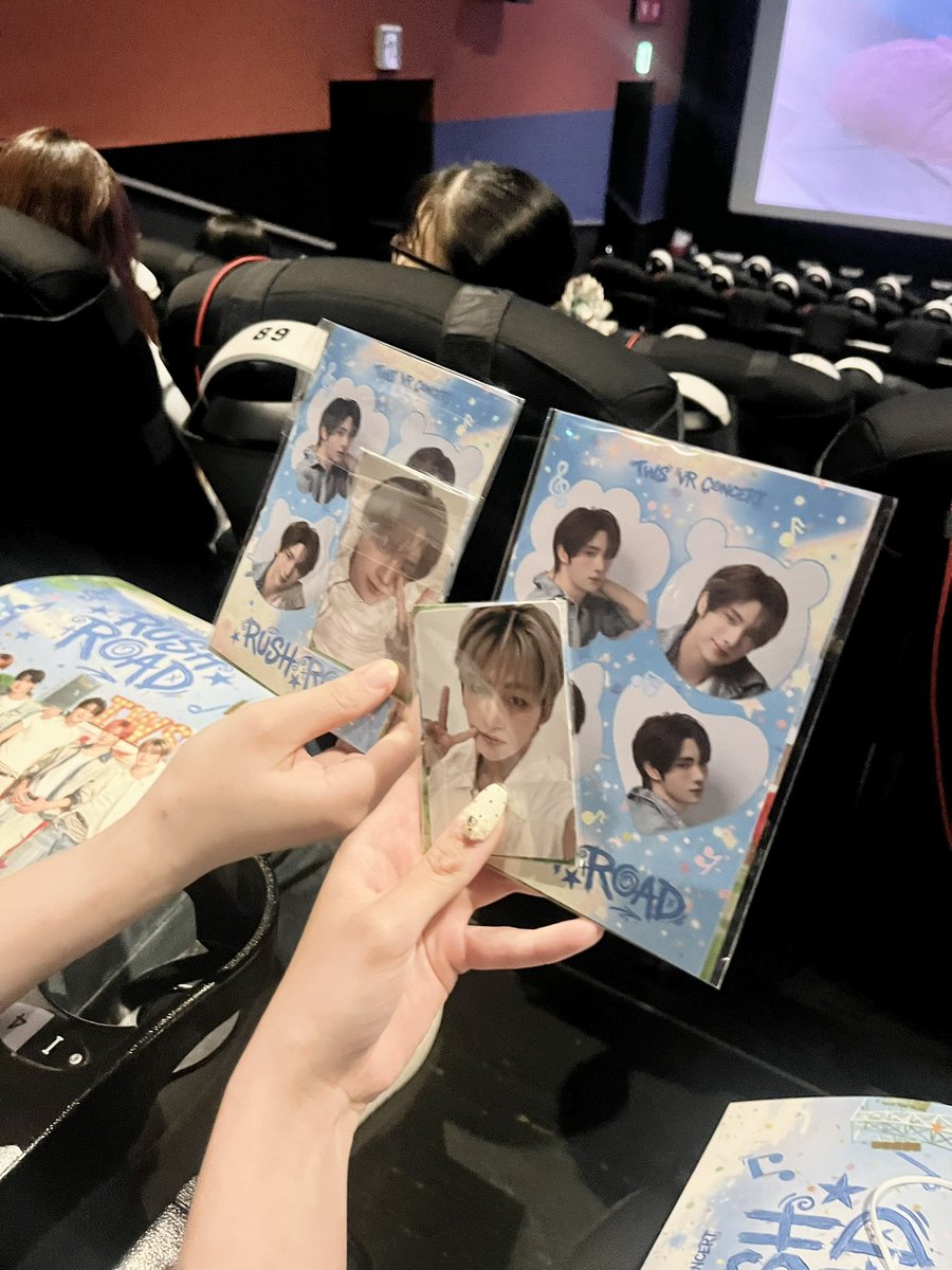 ttmin__24's tweet photo. VR大阪初日行ってきた〜🌟
近いどころかもう踏んでるし乗っかってるし声止まらなかった👉🏻👈🏻

Xで出会ったお友達と初めて会って、自引きできなかったけどその場ですぐ交換できてギョンミンGETして、会場で新しいお友達もできて、ギョンミンのマネして食べ物の写真上から撮って幸せな1日🎀 https://t.co/BEPq7OGK5V
