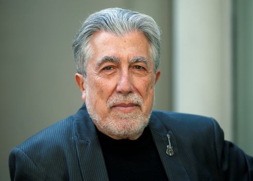 CuatrogatosLIJ's tweet photo. "Jordi Sierra i Fabra, el eterno rockero". Así titulamos la entrevista en la que el destacado autor español nos habla de su novela "K-lle", publicada por Anaya y ganadora del Premio Fundación Cuatrogatos 2026. Hagan clic aquí: https://t.co/zDOM2JxUWb

@FundacioSiF @anayainfantil https://t.co/0an3dS7jtn