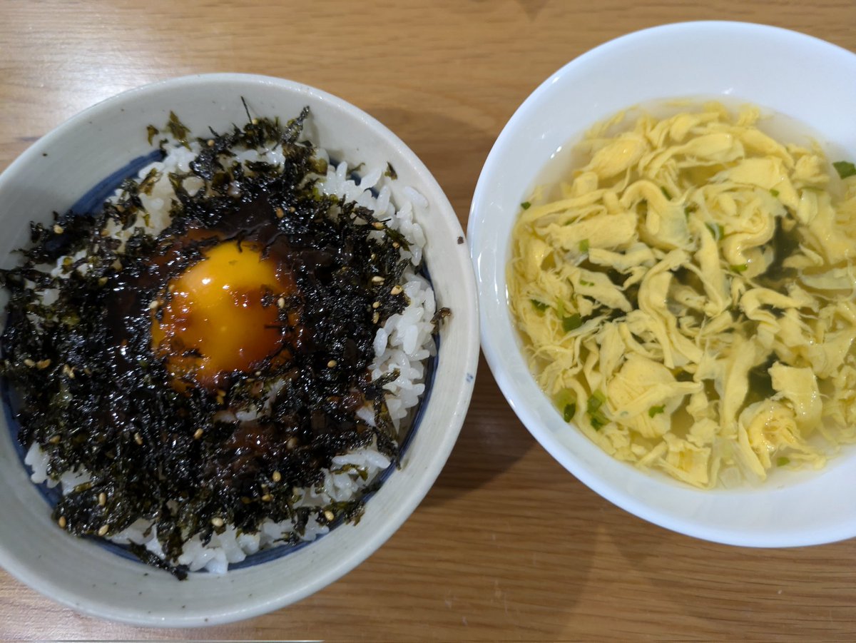 sunegaburi's tweet photo. 10日目　卵かけご飯と卵スープ
体調直ってきた　明日から本気出す
#大学生　#一人暮らし　#自炊 https://t.co/5PsS7tlukK