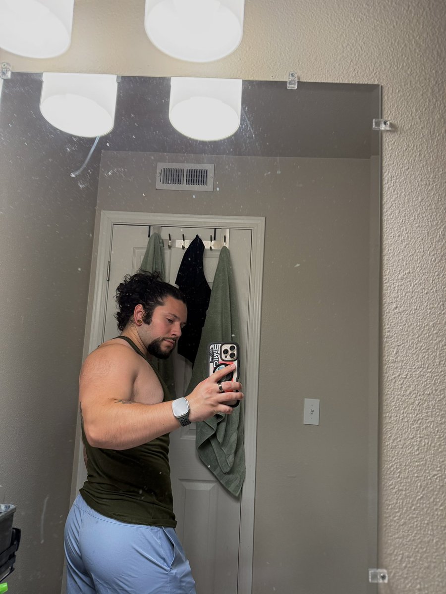 mateoconchas's tweet photo. Before and after feeding at the ranch in almost 100° weather yesterday🥲. Shit was hot🥵 https://t.co/qGxYZhomuQ