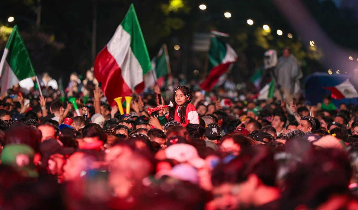 FOXSportsMX's tweet photo. ¡MÁS DE 400 MIL FANS LLENAN EL ÁNGEL TRAS PASE DE MÉXICO A 16VOS! 🇲🇽🔥

¡Histórico! 400,000+ almas pintaron Reforma de verde tras el 1-0 sobre Corea en el Estadio Guadalajara. 

¡Ni la tormenta frenó el carnaval de la marea tricolor TODA LA MADRUGADA! 🌧️🎉 

💥El Tri de Javier Aguirre sumó 6 puntos y es LÍDER del Grupo A.

🇨🇿24 de junio en CDMX, el partido vs Chequia.

FOTOS: @CulturaCiudadMx 

#LaCopaxFSMX

👉https://t.co/mZJL0PPBAg