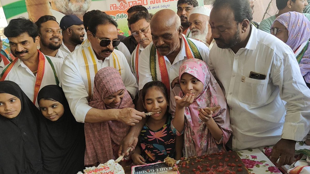 Skshareeef's tweet photo. Today on the auspicious Birthday ocassion of our Beloved leader Shri @RahulGandhi Ji, Our hon'ble Khairatabad MLA @NagenderDanam Sahab
There was a snacks distribution of Banana lays biscuits followed by cake cutting which was distributed Primary school at MS Maqtha community hall https://t.co/tJsVEUqBUE