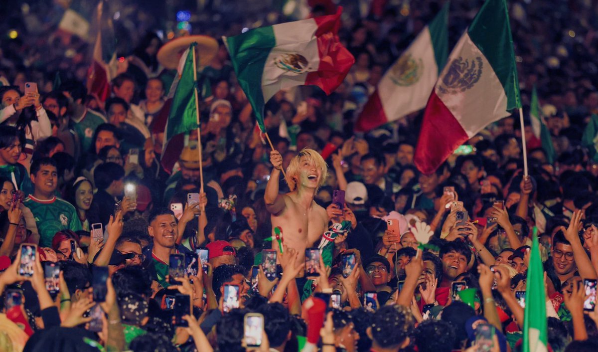 FOXSportsMX's tweet photo. ¡MÁS DE 400 MIL FANS LLENAN EL ÁNGEL TRAS PASE DE MÉXICO A 16VOS! 🇲🇽🔥

¡Histórico! 400,000+ almas pintaron Reforma de verde tras el 1-0 sobre Corea en el Estadio Guadalajara. 

¡Ni la tormenta frenó el carnaval de la marea tricolor TODA LA MADRUGADA! 🌧️🎉 

💥El Tri de Javier Aguirre sumó 6 puntos y es LÍDER del Grupo A.

🇨🇿24 de junio en CDMX, el partido vs Chequia.

FOTOS: @CulturaCiudadMx 

#LaCopaxFSMX

👉https://t.co/mZJL0PPBAg