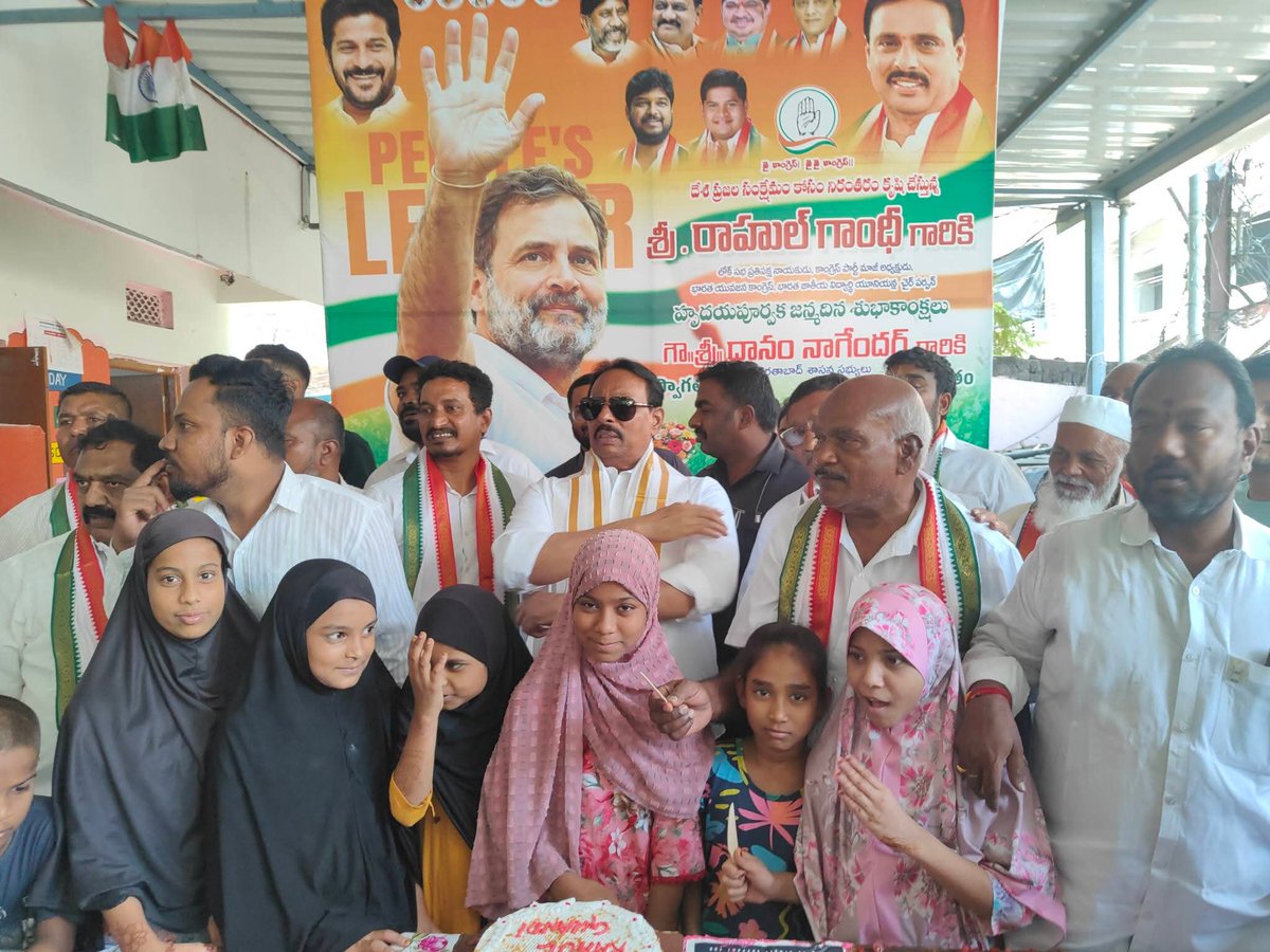 Skshareeef's tweet photo. Today on the auspicious Birthday ocassion of our Beloved leader Shri @RahulGandhi Ji, Our hon'ble Khairatabad MLA @NagenderDanam Sahab
There was a snacks distribution of Banana lays biscuits followed by cake cutting which was distributed Primary school at MS Maqtha community hall https://t.co/tJsVEUqBUE