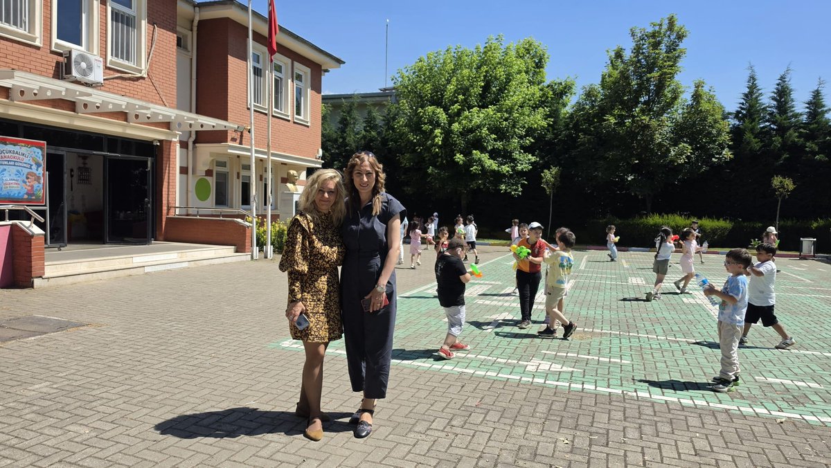 AhmetCabukOO's tweet photo. Komşu okulumuzun halini hatrını sorduk, destekleri ve yardımları için teşekkür ederken kendimizi miniklerin su savaşının içinde bulduk, serinlemiş olduk:)
@kbal_kl 
@Osmangazi_MEM https://t.co/MjaSTM03rC