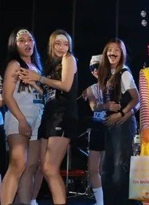ddeulgiseyo's tweet photo. namtanfilm’s reaction esp namtan lmaooo she looked like she saw a huge elephant again in high season 😭😭😭

#GMMTVOuting2026
#น้ำตาลฟิล์ม #namtanfilm https://t.co/OgLVDQkD4p