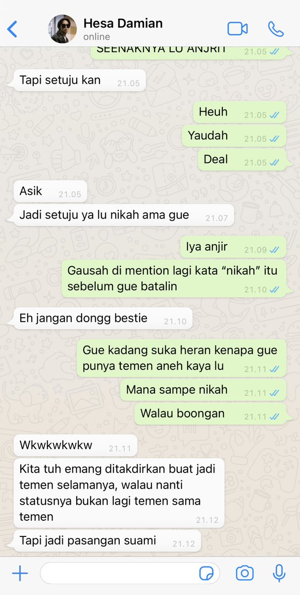 gelbfee323's tweet photo. Hyuckren/Dongren prompt au

Salah satu cara kabur dari masalah tuh ngga selalu “lari”. Bisa juga dengan nikahin temen yang punya masalah yang sama. https://t.co/pTD02X6Wo2