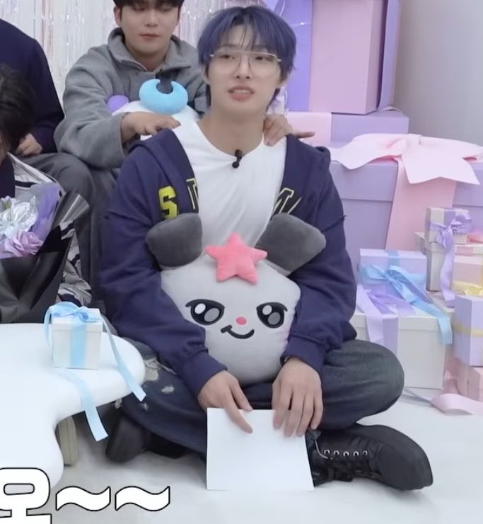 only_hwagi's tweet photo. かわいい...トンヨちゃん抱えてる...

#ATEEZ #MINGI #SEONGHWA #화기애애즈 https://t.co/bXbVC7IDaD