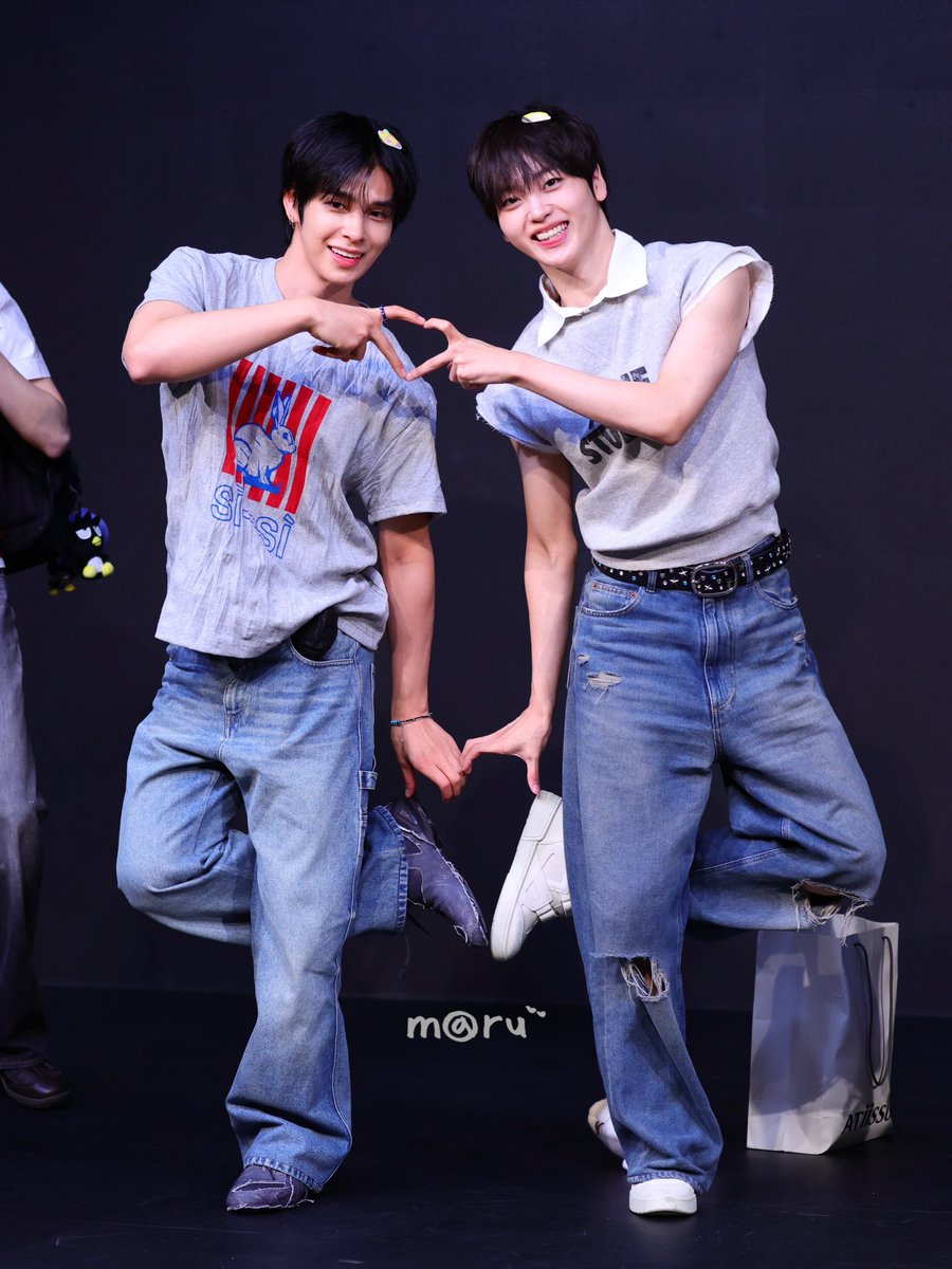 luvyaserim's tweet photo. 260619 위드뮤
하트두배 🫶🏻🫰🏻

#크래비티 #CRAVITY #세림 #형준 https://t.co/evIzHZg5wR