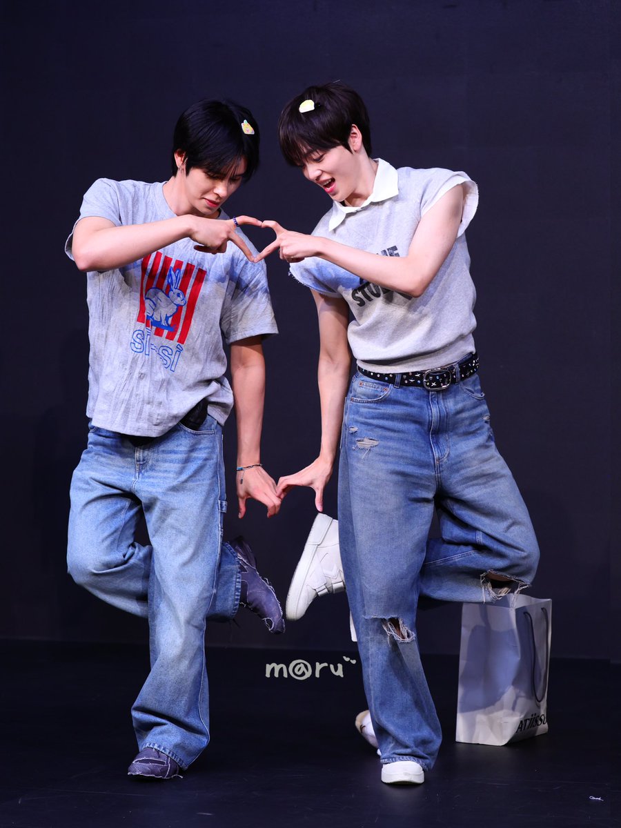 luvyaserim's tweet photo. 260619 위드뮤
하트두배 🫶🏻🫰🏻

#크래비티 #CRAVITY #세림 #형준 https://t.co/evIzHZg5wR