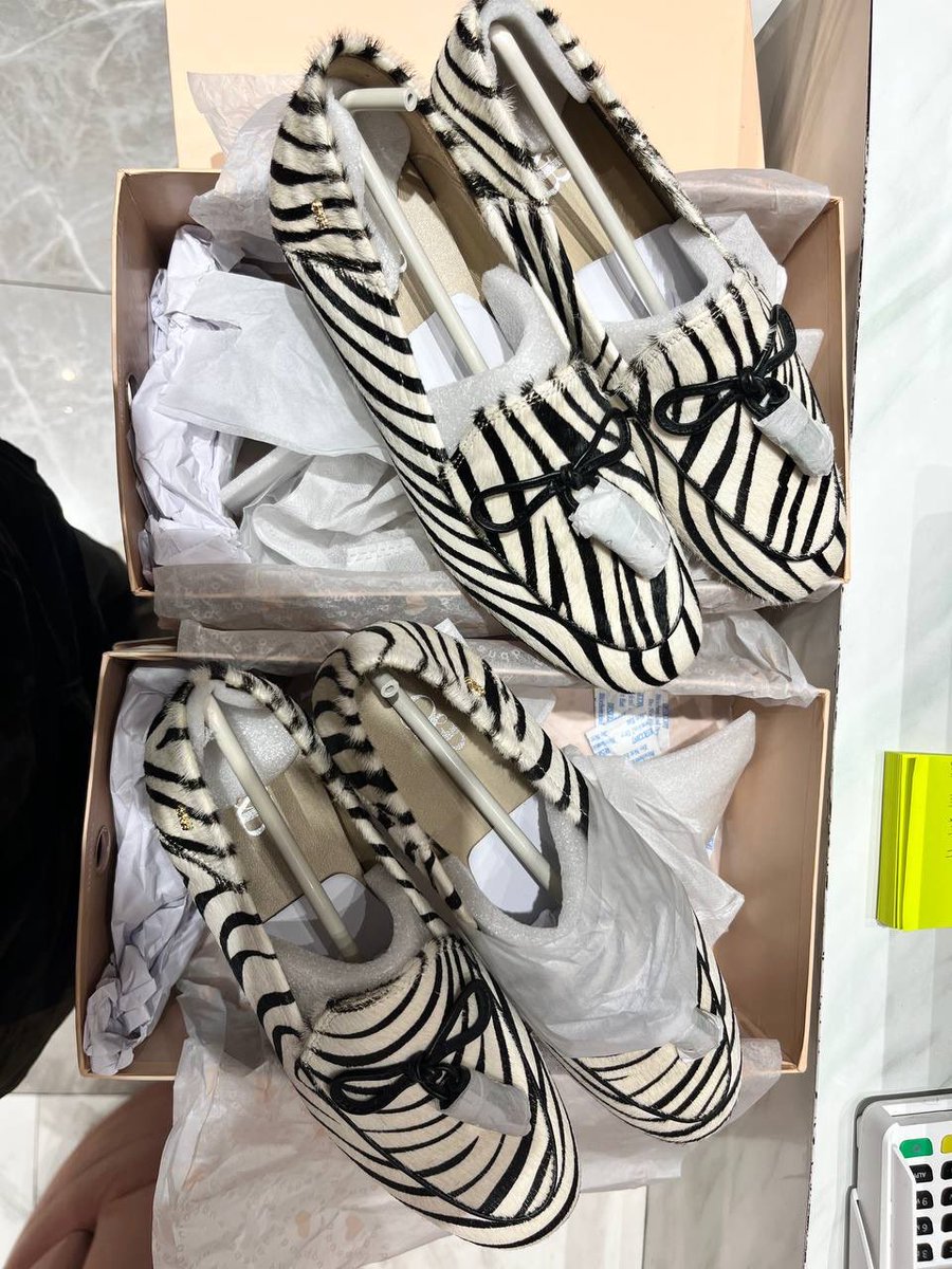 erleen25's tweet photo. Loafers Zebra looks good. @hangtram09 the shoes looks beautiful. Thanks  Admin Nat for your help🤍

#CharlottexOandBinSeoul 
#CharlottexOandB 
#CharlotteSeoulDiary #OANDBAnimalprint
 #OandBxCharlotteInKorea

SHINING PRIDE CHARLOTTE19
#ชาล็อตออสติน #CharlotteAustin
@itscharlotty https://t.co/mkUw6pHK9E