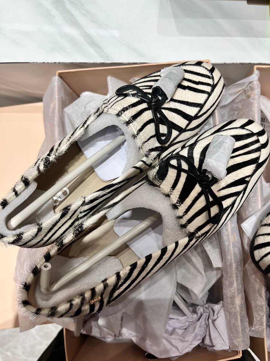 erleen25's tweet photo. Loafers Zebra looks good. @hangtram09 the shoes looks beautiful. Thanks  Admin Nat for your help🤍

#CharlottexOandBinSeoul 
#CharlottexOandB 
#CharlotteSeoulDiary #OANDBAnimalprint
 #OandBxCharlotteInKorea

SHINING PRIDE CHARLOTTE19
#ชาล็อตออสติน #CharlotteAustin
@itscharlotty https://t.co/mkUw6pHK9E