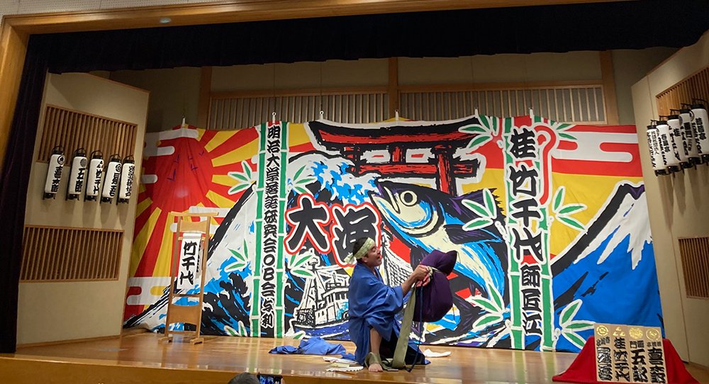 NodoChamber's tweet photo. 今日は、桂竹千代さんの真打昇進披露興行。
初めての寄席を観に池袋演芸場へ。
すごい熱気と、想像を超えるおもしろさでした！！
立ち見が出るほどの人気ぶりで、私もあやかりたいです（笑）。
おもしろくてゲラゲラ笑っちゃった。こんなにおもしろいのなら、また観に行きたい。
竹千代さんの主任最終日だったこともあり、勢いが半端なかったです✨