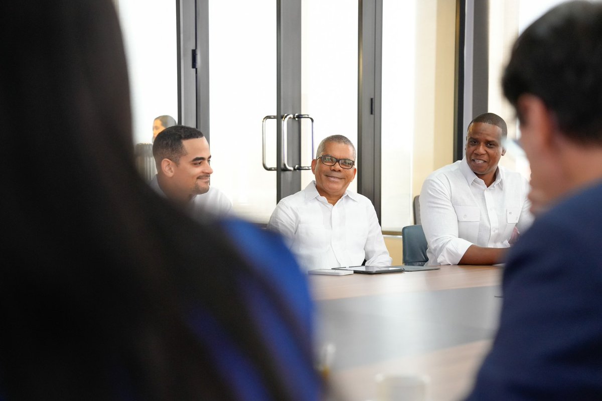 joeltorresDO's tweet photo. ¡Enhorabuena! 

El director @nelsonarroyop y subdirectores de #AduanasRD visitaron @dpworlddom y sostuvieron una reunión con su CEO Manuel Ignacio Martínez para impulsar acciones que fortalezcan la logística, exportaciones, competitividad para un comercio más ágil y seguro. 🚢🇩🇴 https://t.co/DiaG9uZGkB