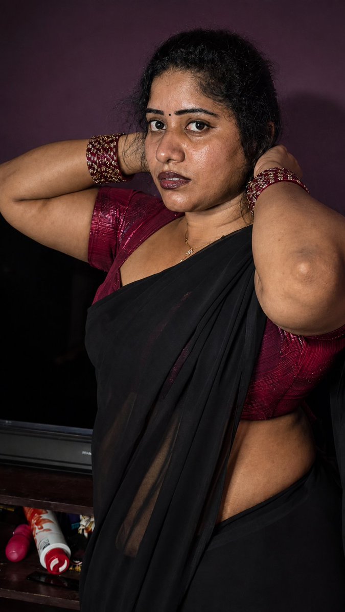 Oye_Ninne_X's tweet photo. If lust had a face, that would be SIRI NAIDU for you 🥵🥵

Such a rustic busty lady 🔥🔥 https://t.co/Se6loWGuPZ