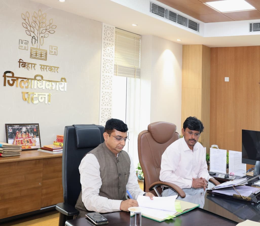 News18Bihar's tweet photo. पटना के नए DM कुंदन कुमार ने संभाला कार्यभार, IAS त्यागराजन से लिया पदभार... त्यागराजन बने BSEB के चेयरमैन।
#KundanKumar #PatnaDM https://t.co/IcSvpN3eEB