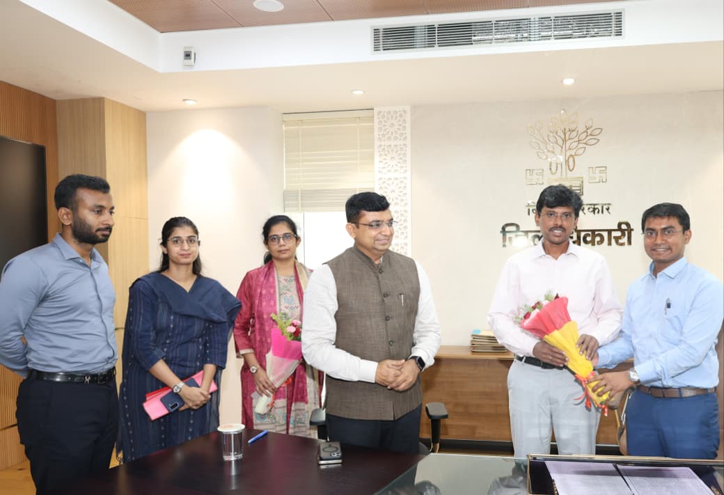 News18Bihar's tweet photo. पटना के नए DM कुंदन कुमार ने संभाला कार्यभार, IAS त्यागराजन से लिया पदभार... त्यागराजन बने BSEB के चेयरमैन।
#KundanKumar #PatnaDM https://t.co/IcSvpN3eEB