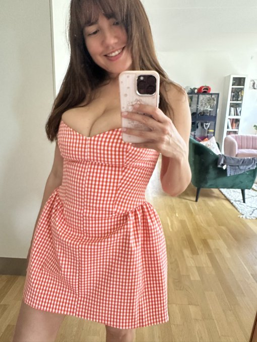 Isa Sato - Do you like my new dress? https://t.co/DNzVKJyhLv