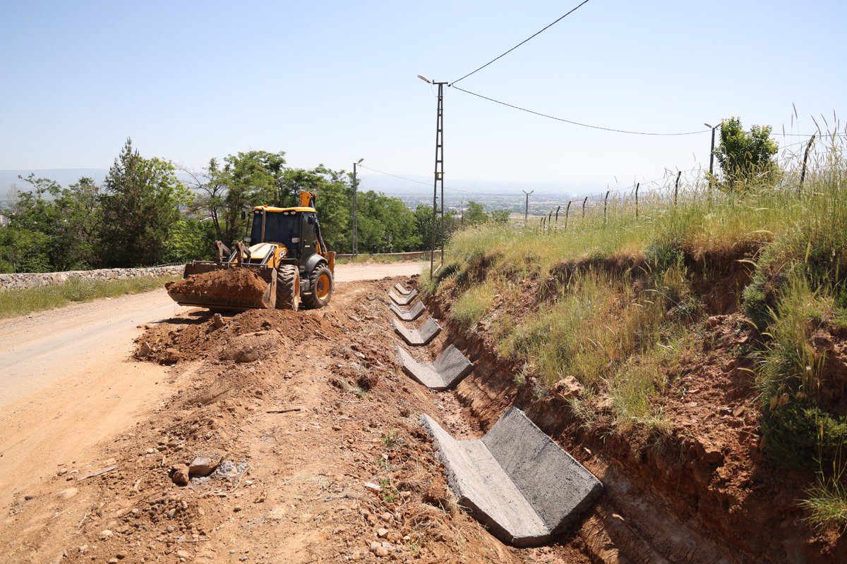 mus_bld's tweet photo. 📌 Yağmur Sularına Karşı Önlem, Ulaşımda Güvenli Adım

Fen İşleri Müdürlüğümüze bağlı ekiplerimiz, Dere Mahallesi Şehir Mezarlığı (Taşo) üzerinden bağlara ulaşımı sağlayan yolda yağmur suyu kanalı yapım çalışmalarını sürdürüyor. https://t.co/Mxo0DGLB2g