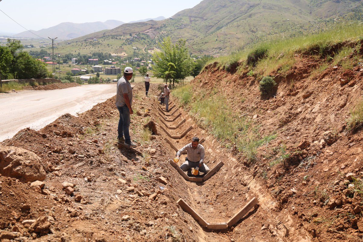 mus_bld's tweet photo. 📌 Yağmur Sularına Karşı Önlem, Ulaşımda Güvenli Adım

Fen İşleri Müdürlüğümüze bağlı ekiplerimiz, Dere Mahallesi Şehir Mezarlığı (Taşo) üzerinden bağlara ulaşımı sağlayan yolda yağmur suyu kanalı yapım çalışmalarını sürdürüyor. https://t.co/Mxo0DGLB2g