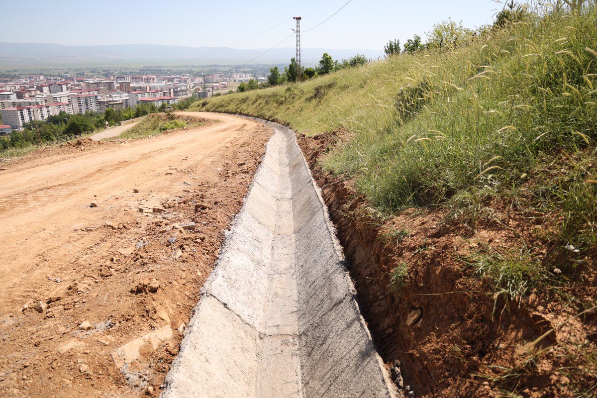 mus_bld's tweet photo. 📌 Yağmur Sularına Karşı Önlem, Ulaşımda Güvenli Adım

Fen İşleri Müdürlüğümüze bağlı ekiplerimiz, Dere Mahallesi Şehir Mezarlığı (Taşo) üzerinden bağlara ulaşımı sağlayan yolda yağmur suyu kanalı yapım çalışmalarını sürdürüyor. https://t.co/Mxo0DGLB2g