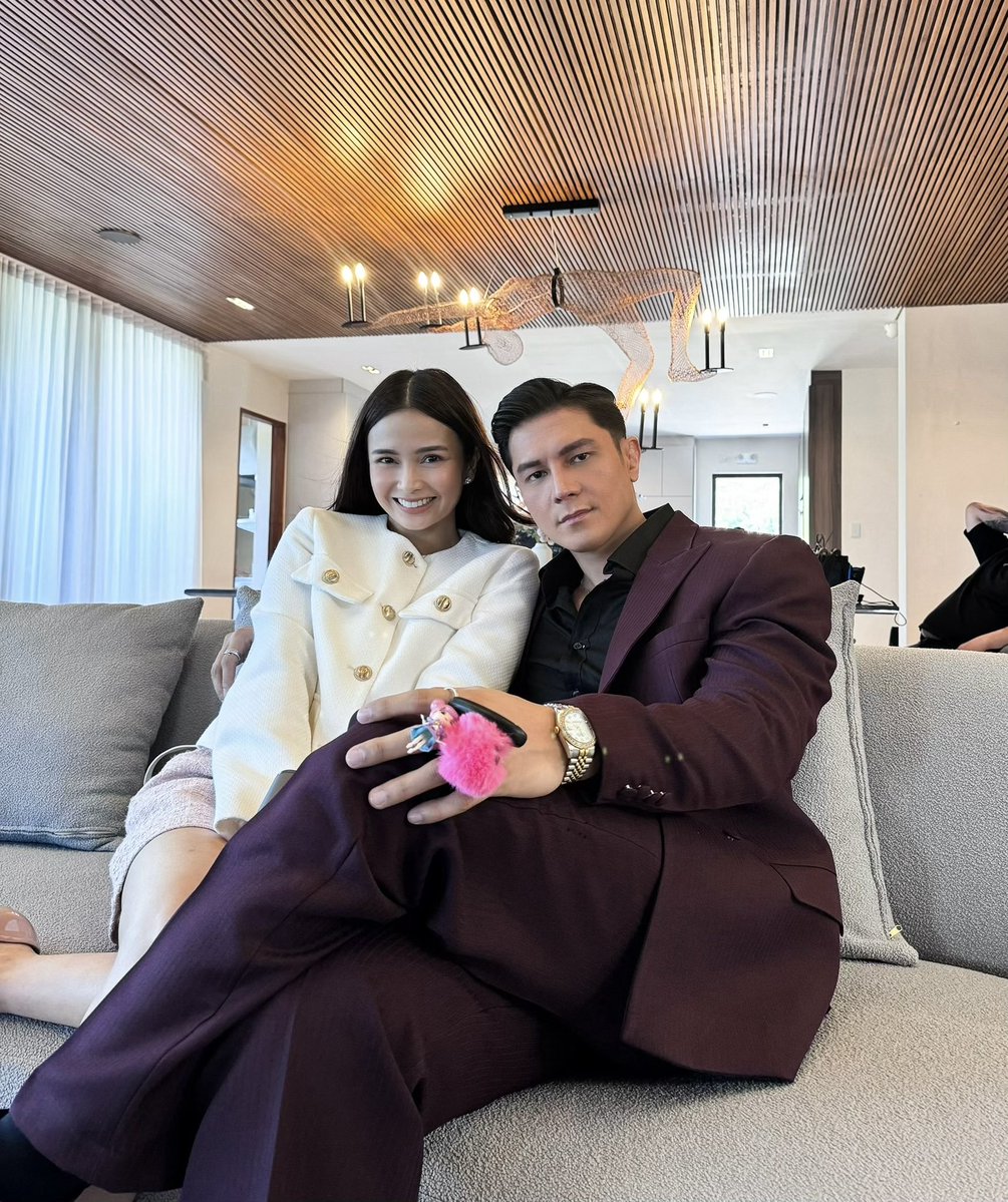realrhen's tweet photo. 2hrs before EP 11 💓💕 Are you guys readyyyy? https://t.co/yAHZAe78wt