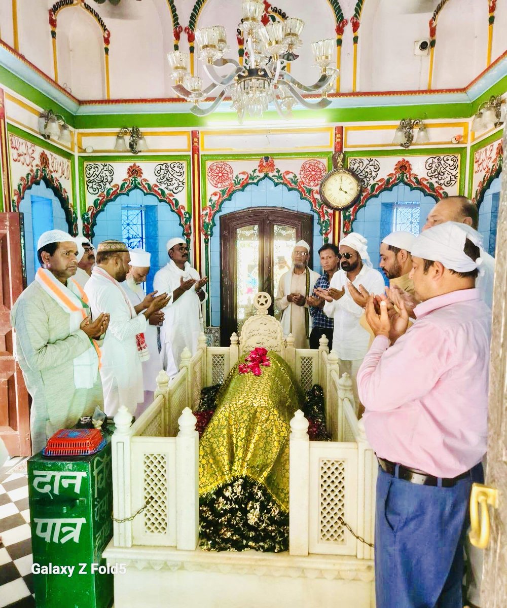 masoodCongress's tweet photo. राहुल गांधी जी के जन्मदिन के अवसर पर उत्तर प्रदेश अल्पसंख्यक कांग्रेस द्वारा दादा मियाँ की मज़ार पर चादर पेश की और देश प्रदेश में गंगा जमुनी तहजीब बची रही उसके लिए दुआ की 2029 में इस देश की बागडोर राहुल जी के हाथों में जाए उसके लिए भी लोगों ने दुआ किया
@RahulGandhi 
@ShayarImran https://t.co/4rpAbNzqZu