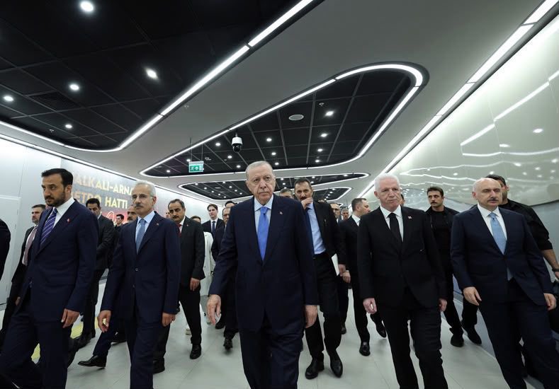tragency1's tweet photo. قبل قليل.. أردوغان يفتتح خط مترو جديد في إسطنبول يربط منطقة هالكاليه بمطار إسطنبول الدولي. https://t.co/wgIcRWp9zg