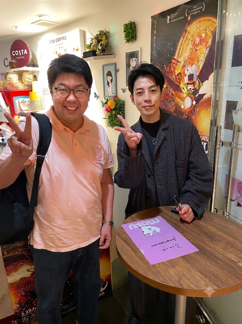 fukupon0818's tweet photo. #渋谷HUMAXシネマ にて復活上映が始まった映画『#えんとつ町のプペル 〜約束の時計台〜』を鑑賞。

きちんと見るのは３度目だけど、後半のセリフのやりとり「どのタイミングで引くの？」「アンタのタイミングよ」（正確ではないかも＆見た人しかわからないかも）が、今回、心にものすごく響いた。

写真は、グッズを購入して撮ってもらった西野亮廣さんとのツーショット。（私がかなりいい笑顔）