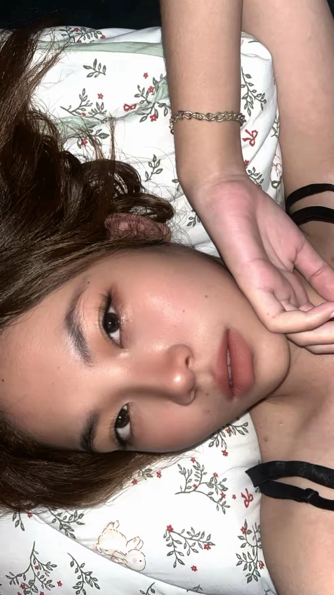 szsuchaaa's tweet photo. Good night🌙💛

Mager bgt apus make up, suka make up tp gasuka apusin ny aplg apusin mascara SHYIT😭🫩
Ad yg sama gasi suka mls apus make up?? https://t.co/0kK7xoO3DT