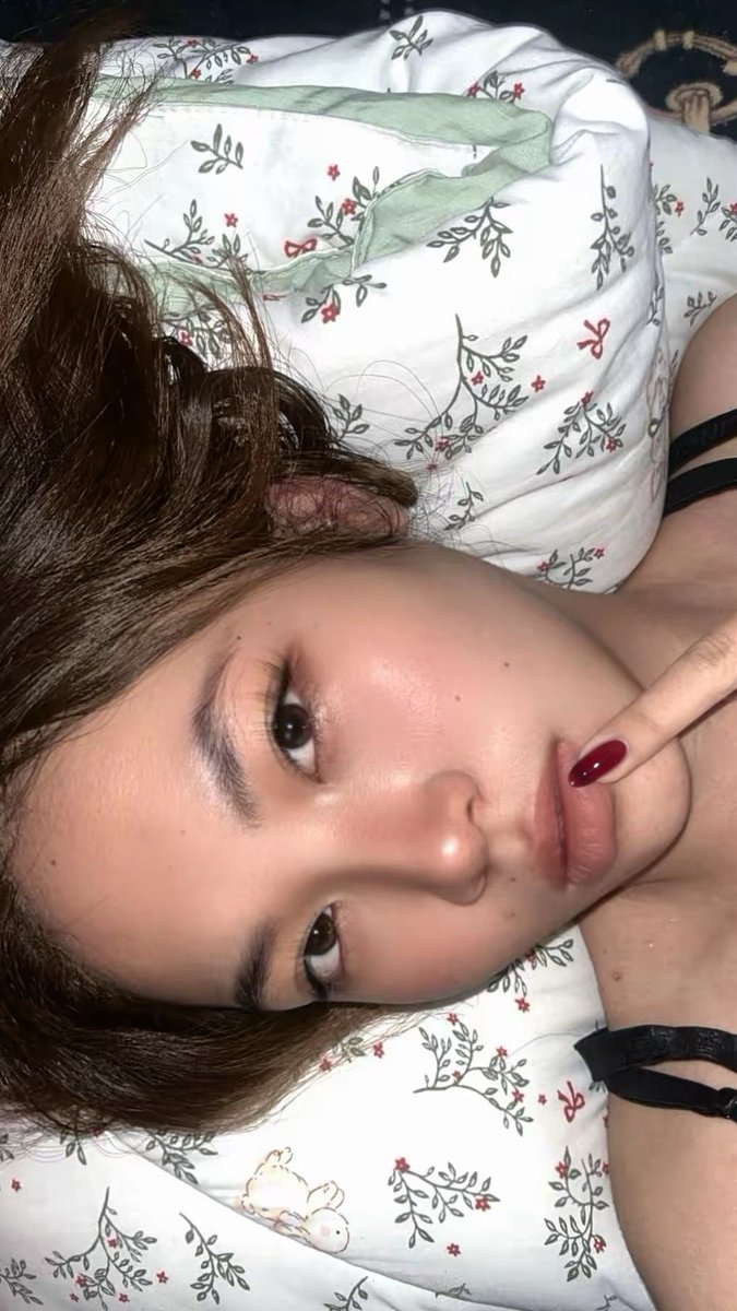 szsuchaaa's tweet photo. Good night🌙💛

Mager bgt apus make up, suka make up tp gasuka apusin ny aplg apusin mascara SHYIT😭🫩
Ad yg sama gasi suka mls apus make up?? https://t.co/0kK7xoO3DT